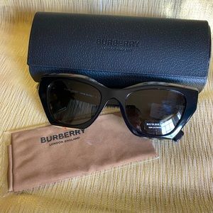 NWT Burberry black and classic plaid sunglasses